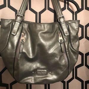 💰Metallic gray Nine West purse.👛